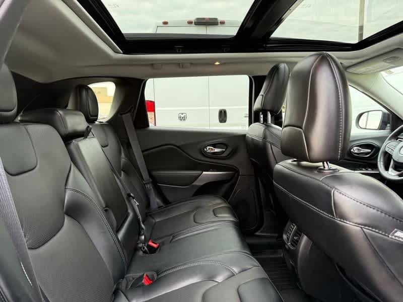 Used 2022 Diamond Black Crystal Pearlcoat Jeep Latitude Lux image 11
