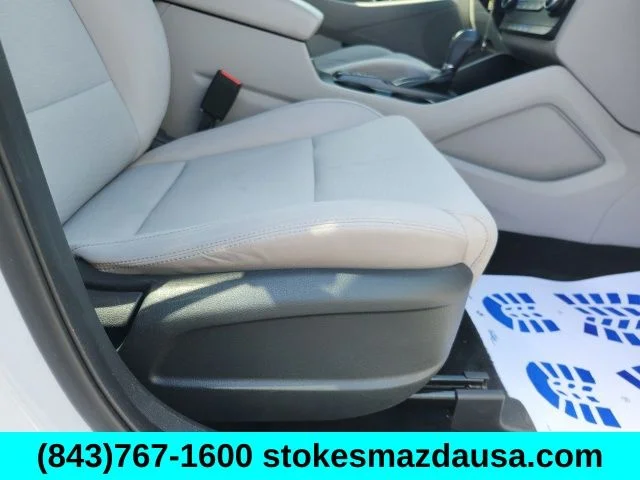 Used 2020 White Hyundai SE image 26