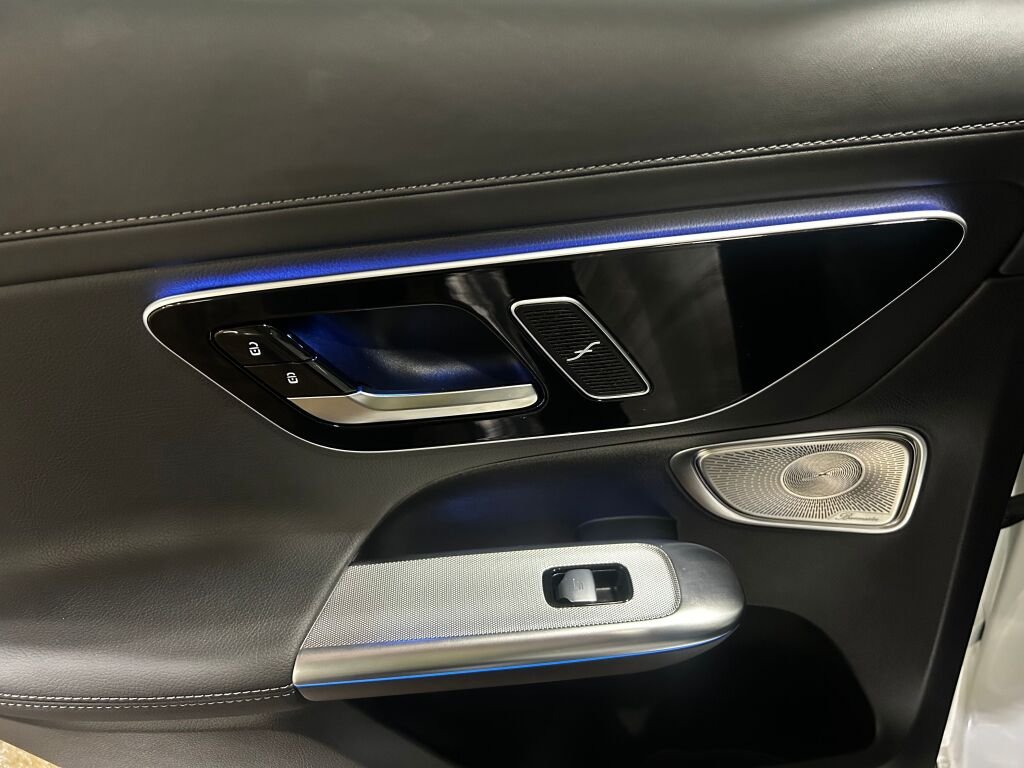 Used 2025 Polar White Mercedes-Benz GLC 300 image 18