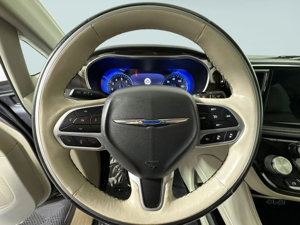 Used 2021 Crystal Metallic Chrysler Limited image 32