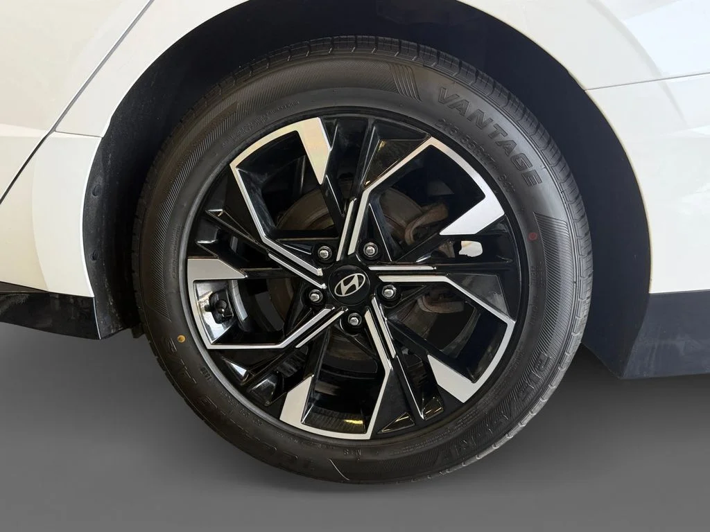Used 2025 White Hyundai SEL image 17