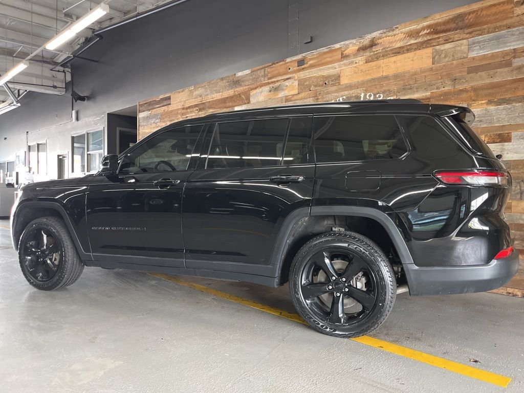Used 2022 Diamond Black Jeep Altitude image 19