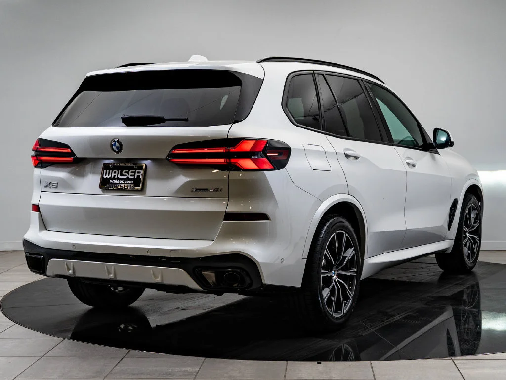 Used 2025 Mineral White Metallic BMW xDrive40i image 10