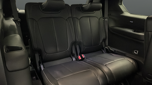 Used 2024 Diamond Black Crystal Pearlcoat Jeep Limited image 25