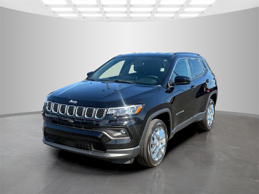 2023 Jeep Compass Latitude Lux photo 3