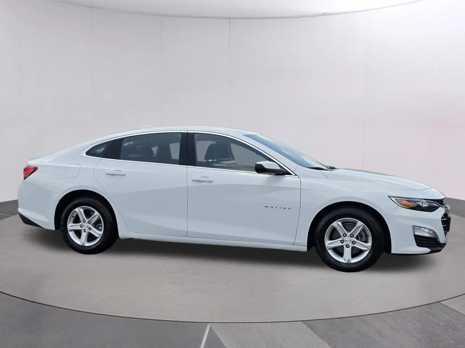 Used 2024 Summit White Chevrolet LT image 5