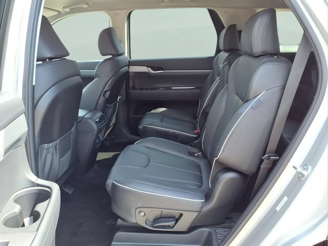 Used 2025  Hyundai SEL image 17