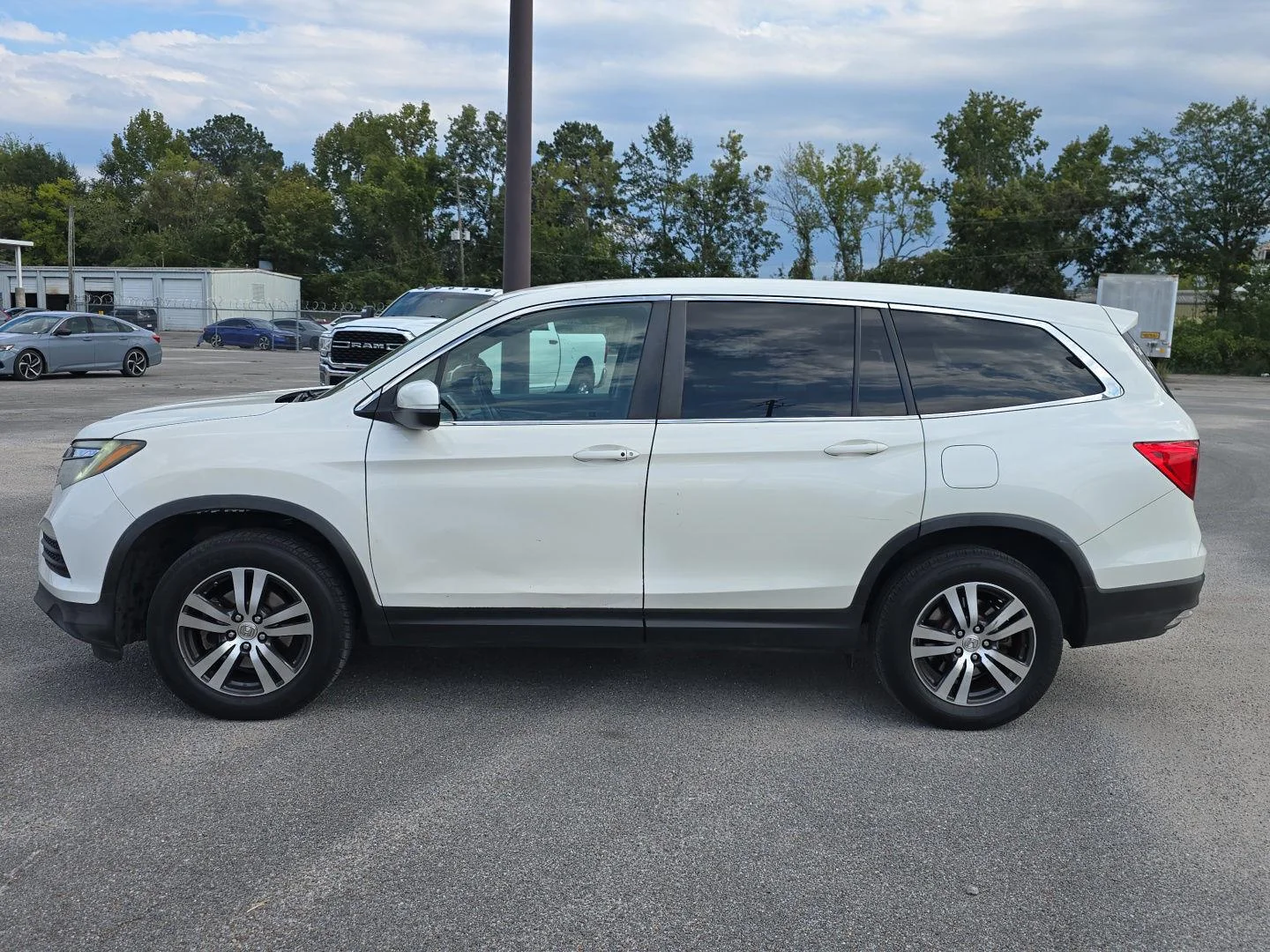 Used 2017 White Diamond Pearl Honda EX-L image 10