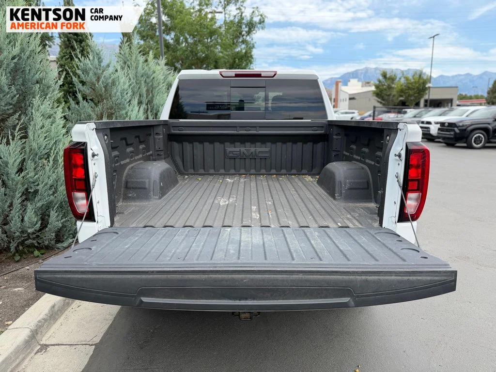 Used 2024 White GMC Elevation image 28