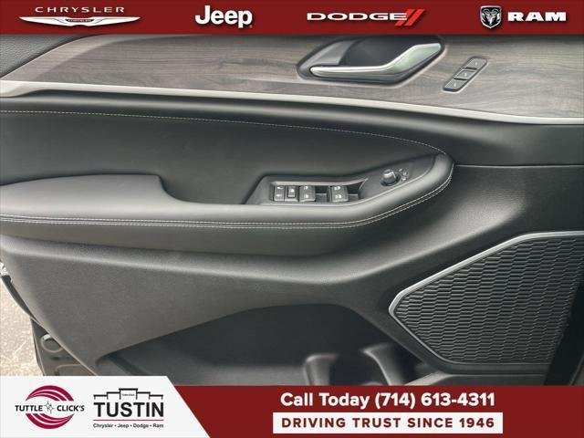 New 2026 Diamond Black Crystal Pearl-Coat Exterior Paint Jeep Limited image 20