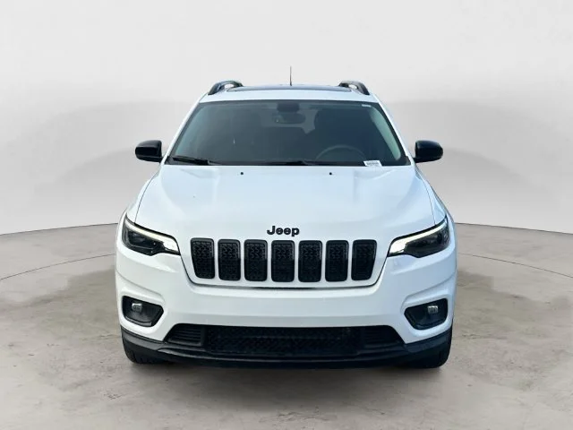 Used 2022 Bright White Clearcoat Jeep Latitude Lux image 2