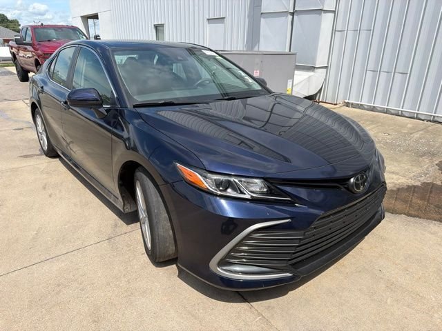 Used 2022  Toyota LE image 8