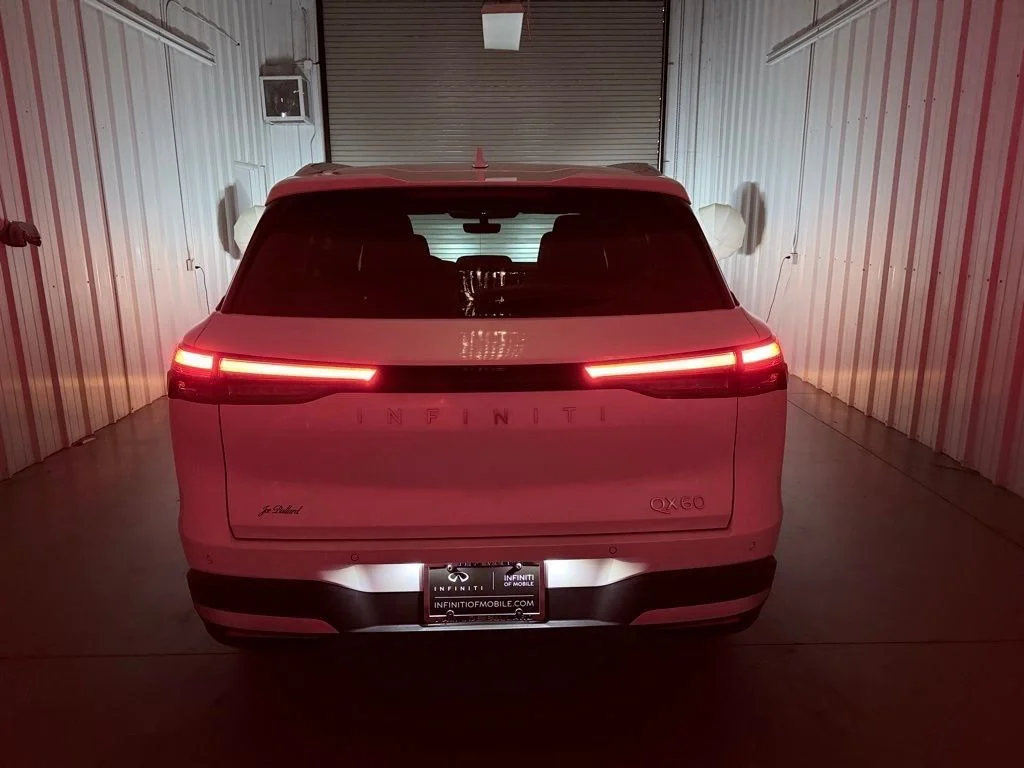 New 2027 RADIANT WHITE INFINITI Luxe FWD image 9