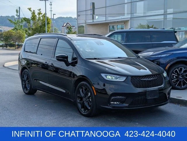 Used 2025 Black Chrysler Limited image 9