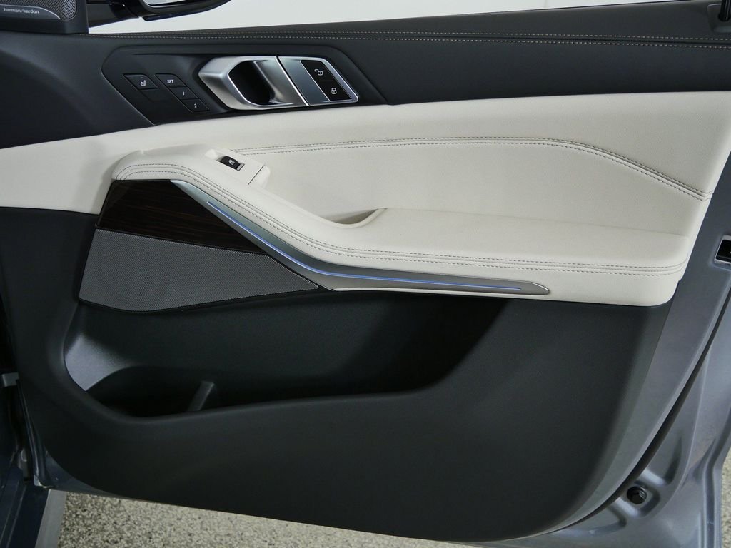 New 2026 Skyscraper Grey Metallic BMW xDrive50e image 21