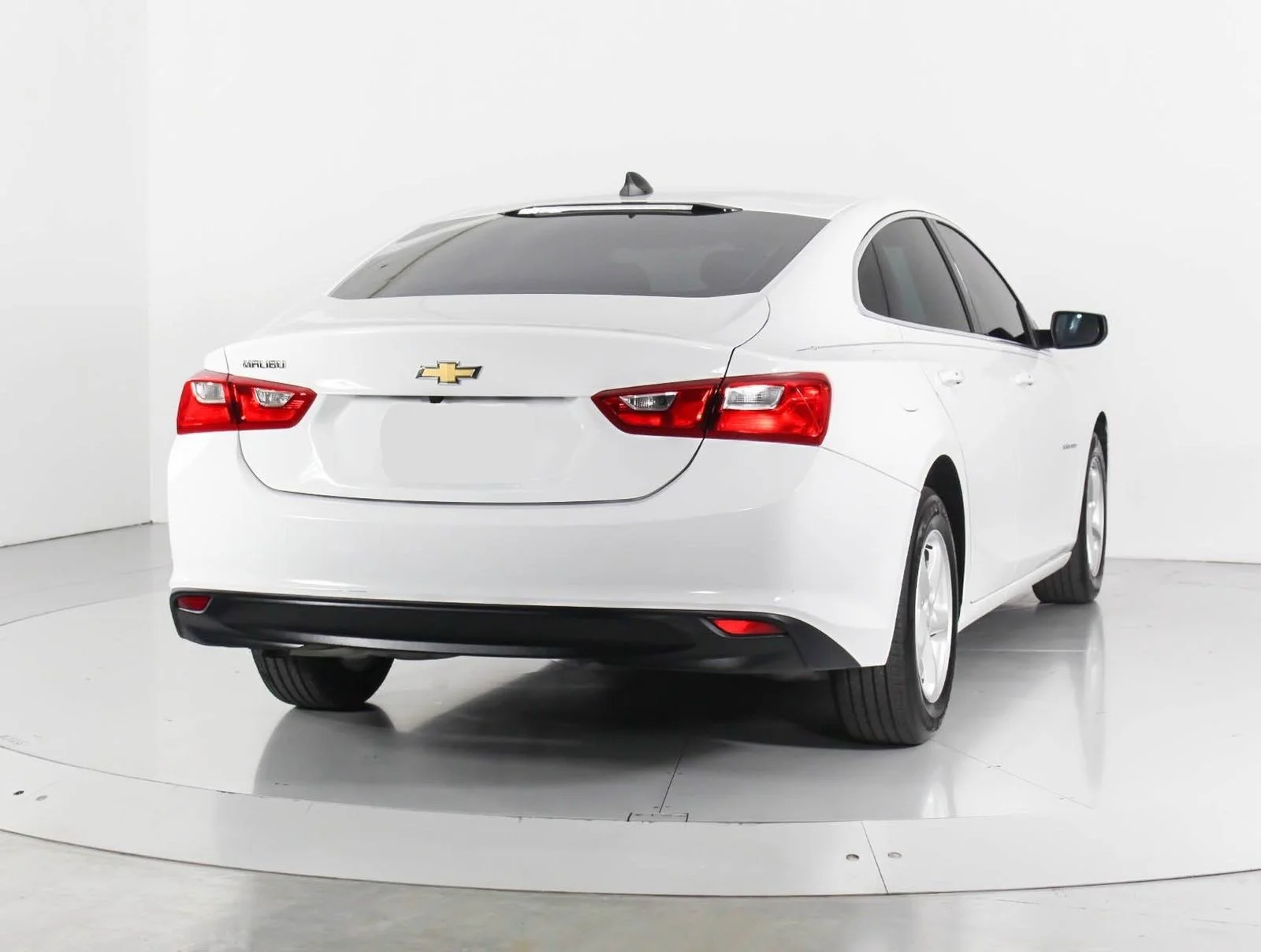 Used 2018 White Chevrolet LS image 9