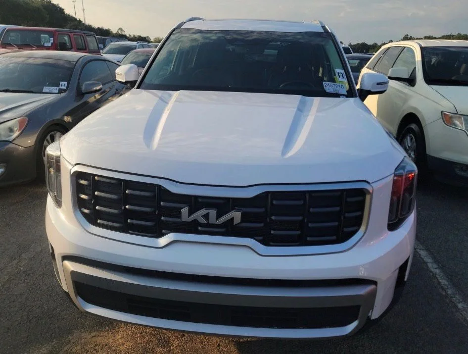 Used 2025 White Kia S image 11