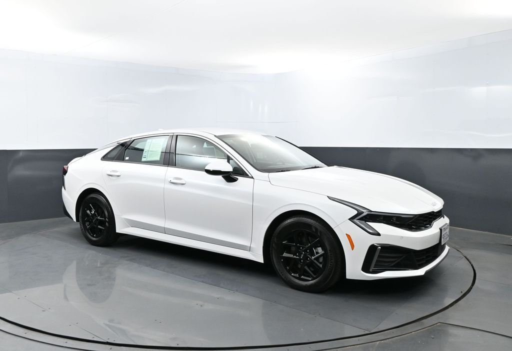 Certified Used 2025 Snow White Pearl Kia LXS image 3