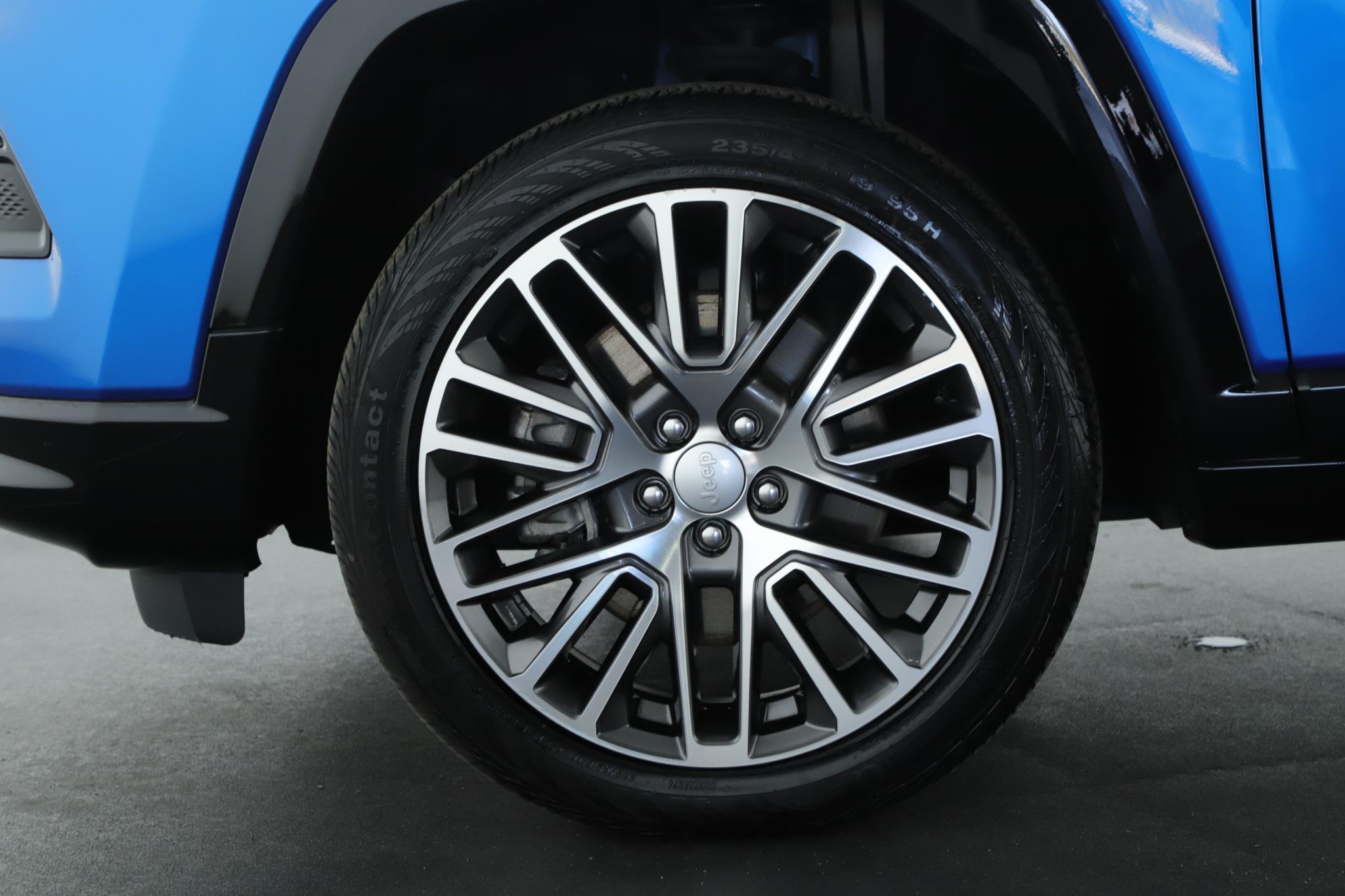 Used 2024 Hydro Blue Pearlcoat Jeep Limited 4x4 image 19