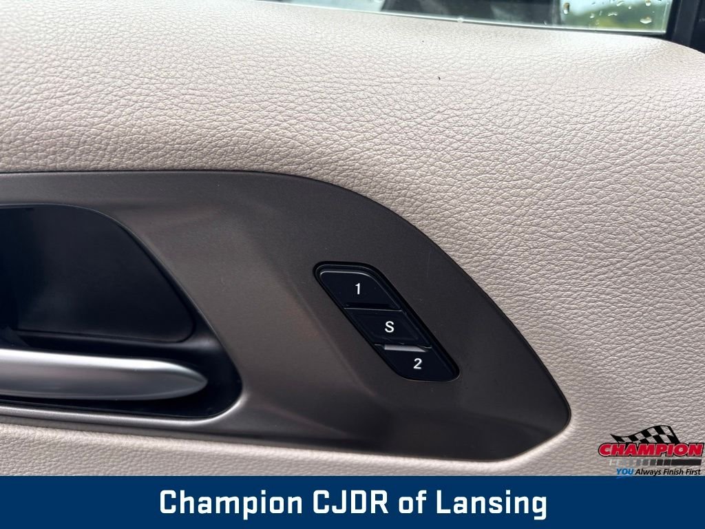 Used 2022 Black Chrysler Touring L image 16