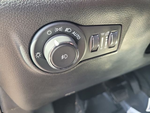 Used 2024 Silver Jeep Latitude image 19