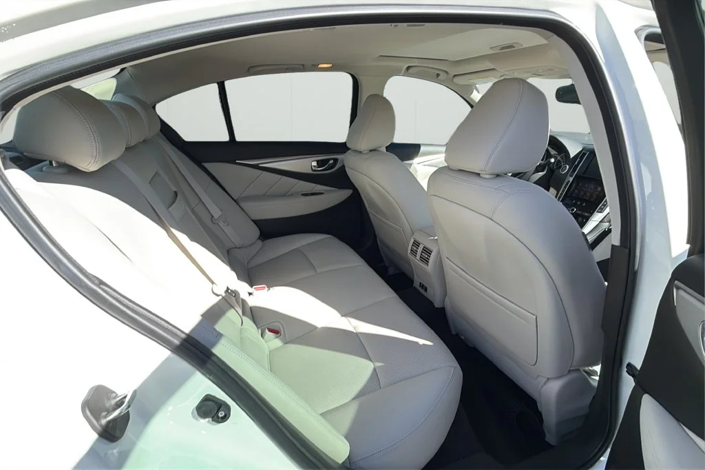 Used 2023 White INFINITI LUXE image 12