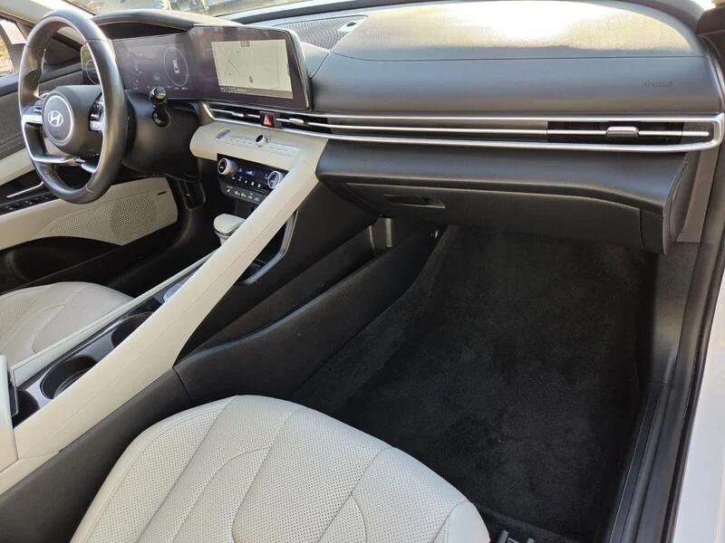 Used 2025 White HYUNDAI LIMITED image 17