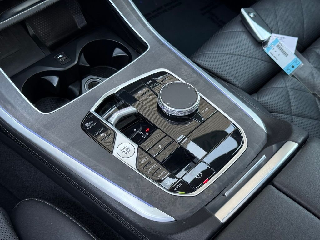 Used 2024 White BMW xDrive40i image 30