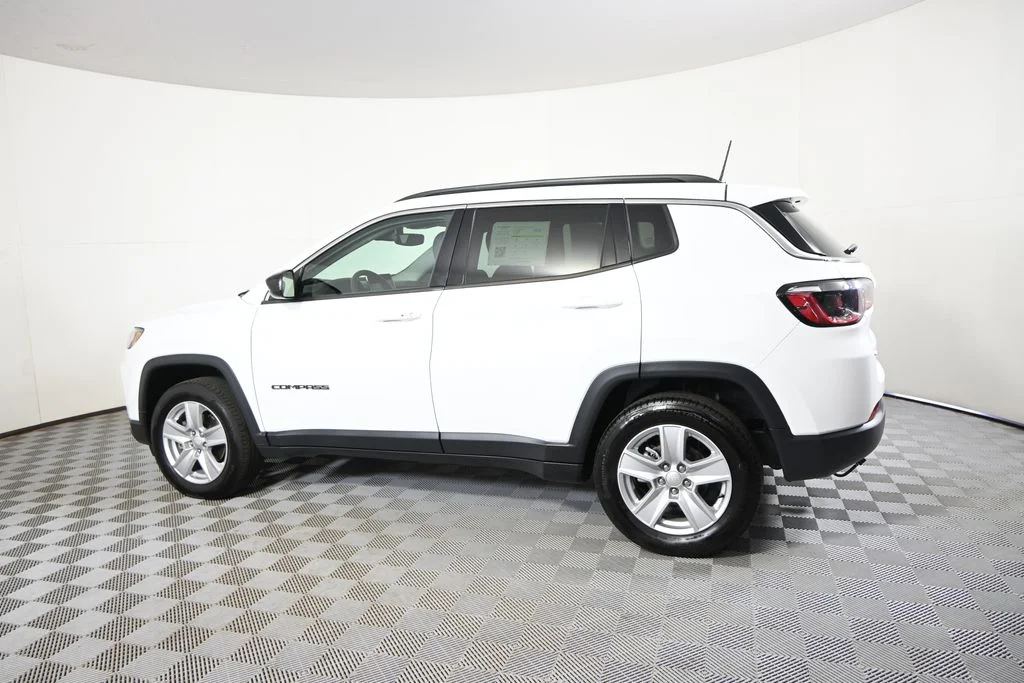 Used 2022 White Jeep Latitude image 3