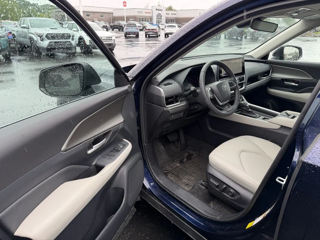 Used 2026  Toyota XLE image 2