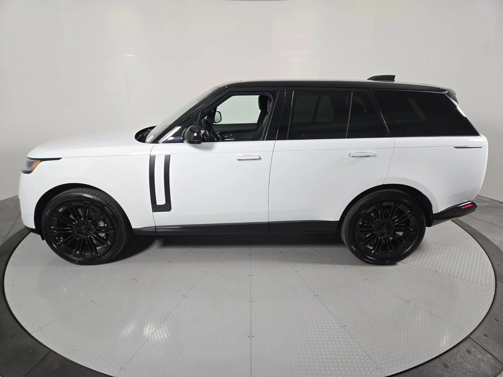 New 2026 Fuji White Land Rover SE image 34