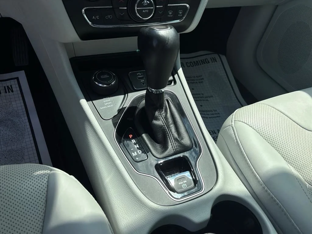 Used 2022 Silver Jeep Limited image 20