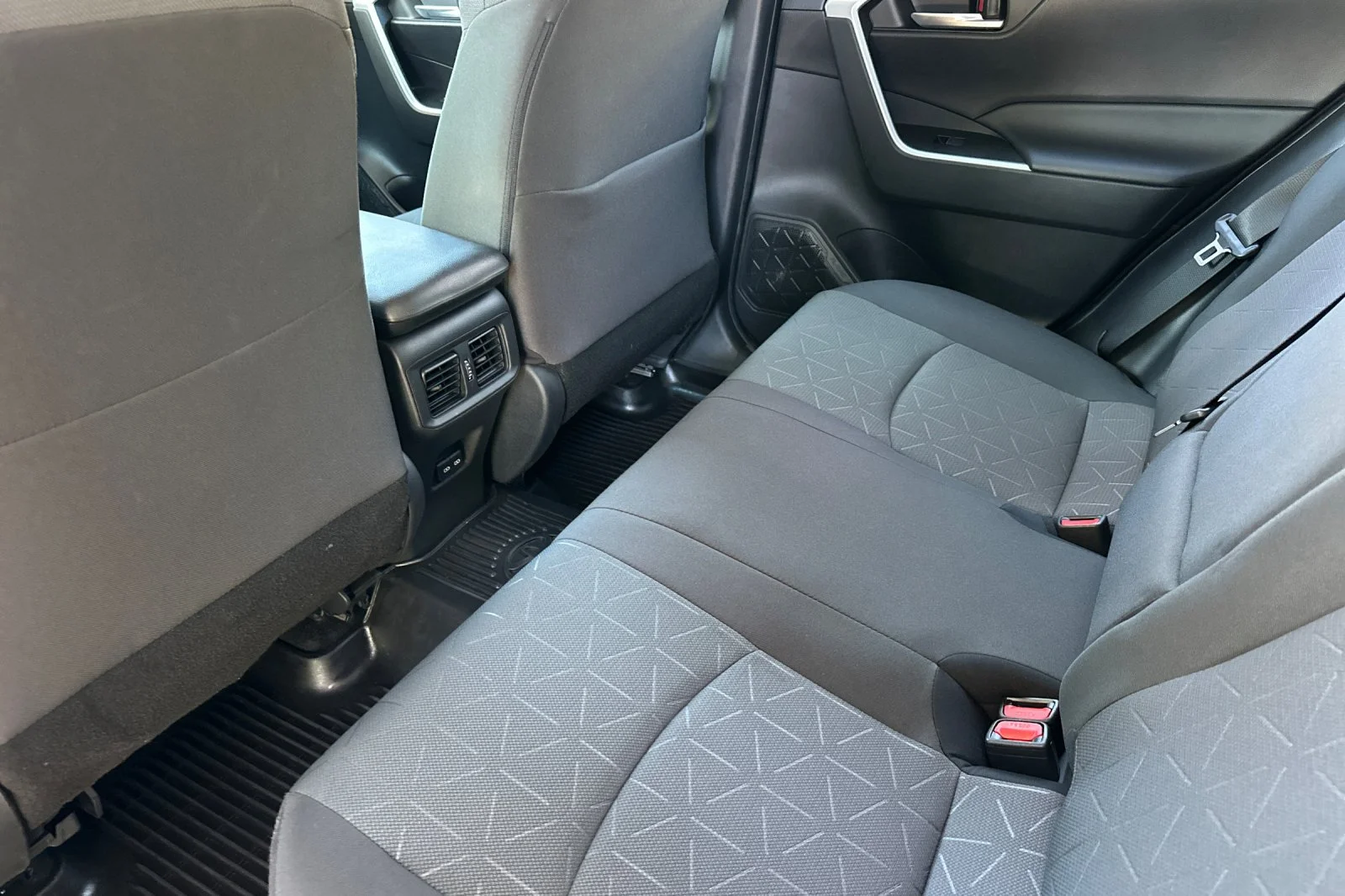 2023 Toyota RAV4 XLE - Photo 8