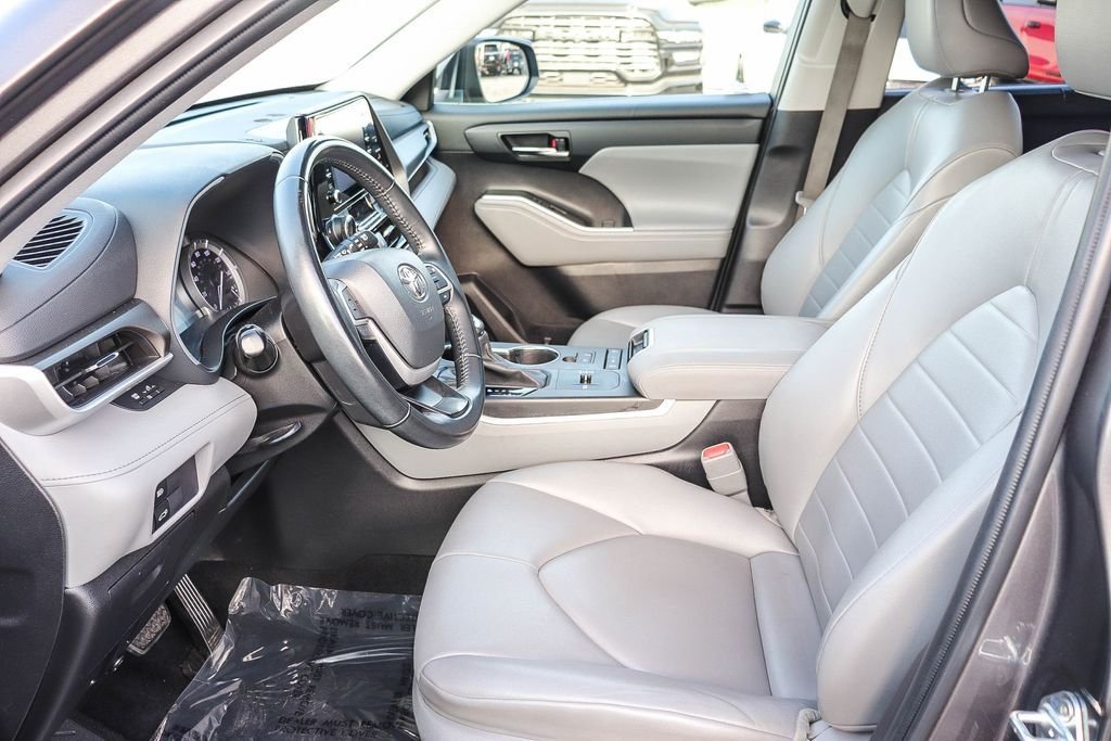 Used 2022 Magnetic Gray Metallic Toyota XLE image 22