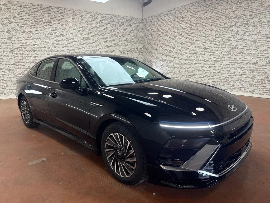 New 2026 Abyss Black Hyundai SEL image 1