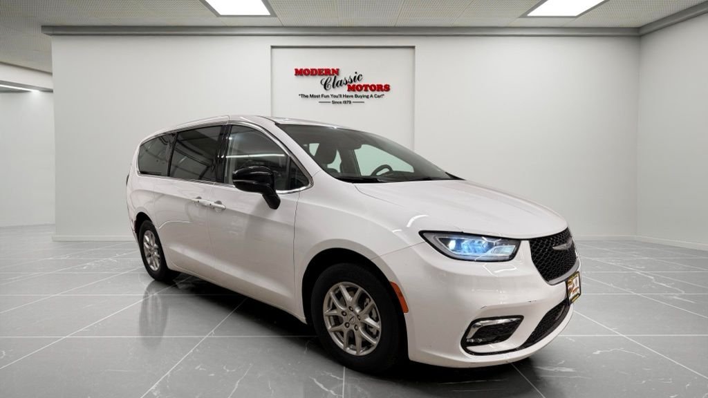 2024 Chrysler Pacifica Touring L's photo