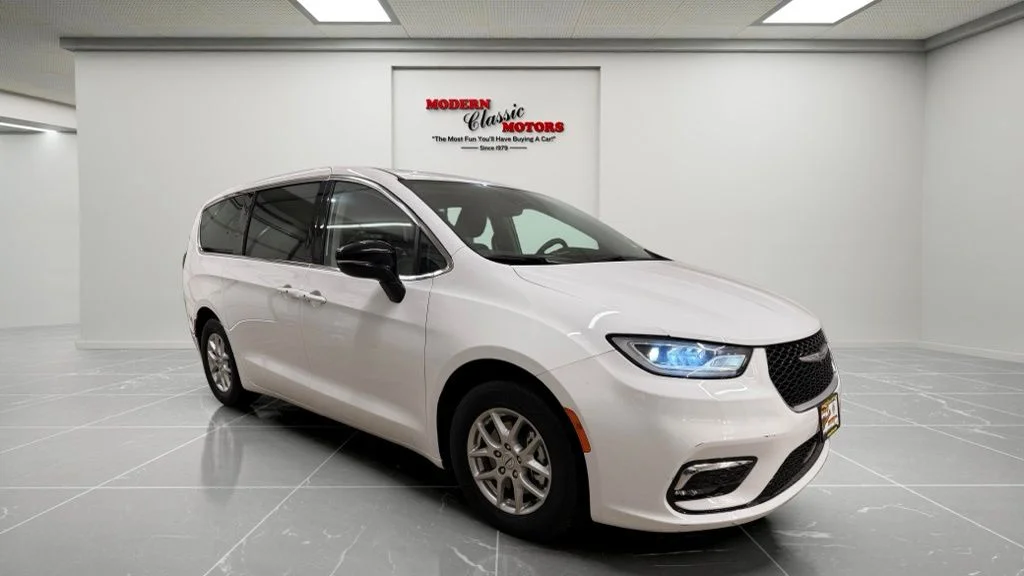 2024 Chrysler Pacifica Touring L's photo