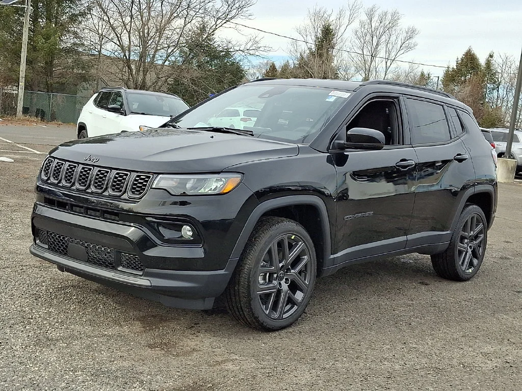 New 2026 Diamond Black Crystal Pearl-Coat Exterior Paint Jeep Limited Altitude image 4