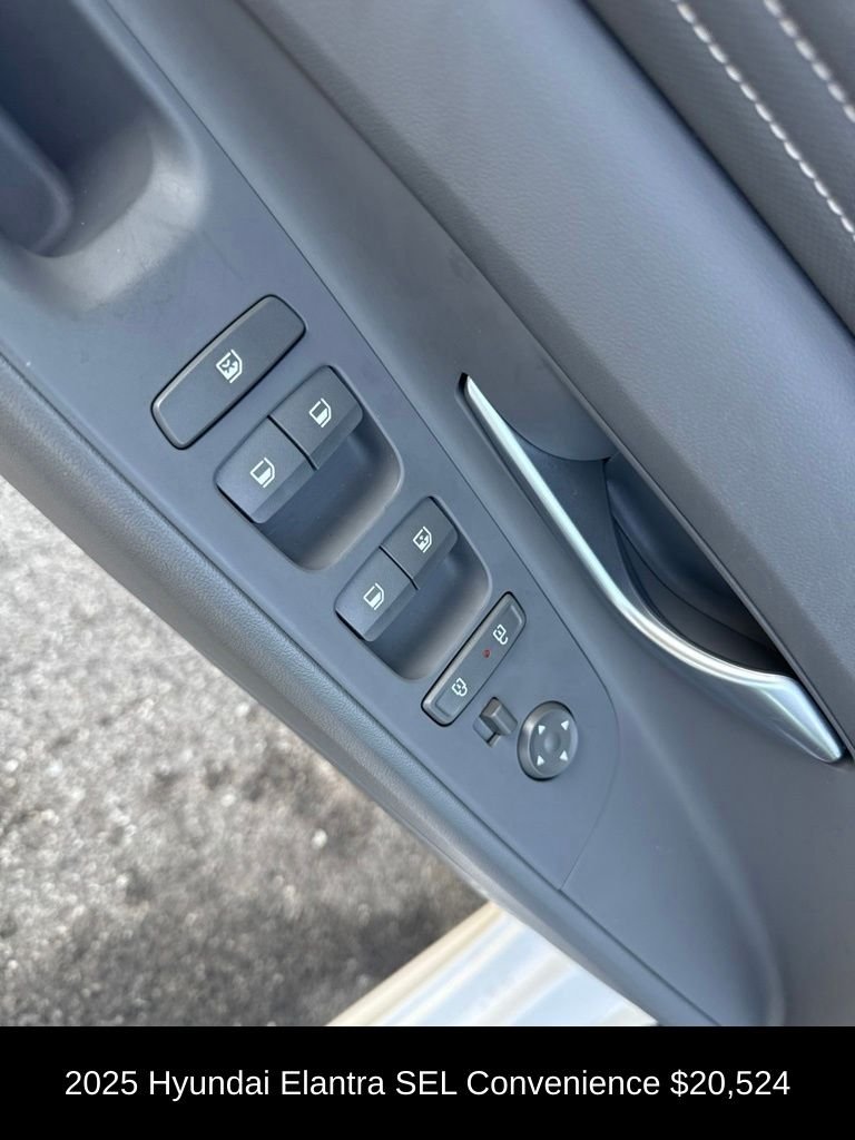 Used 2025 White Hyundai SEL Convenience image 12