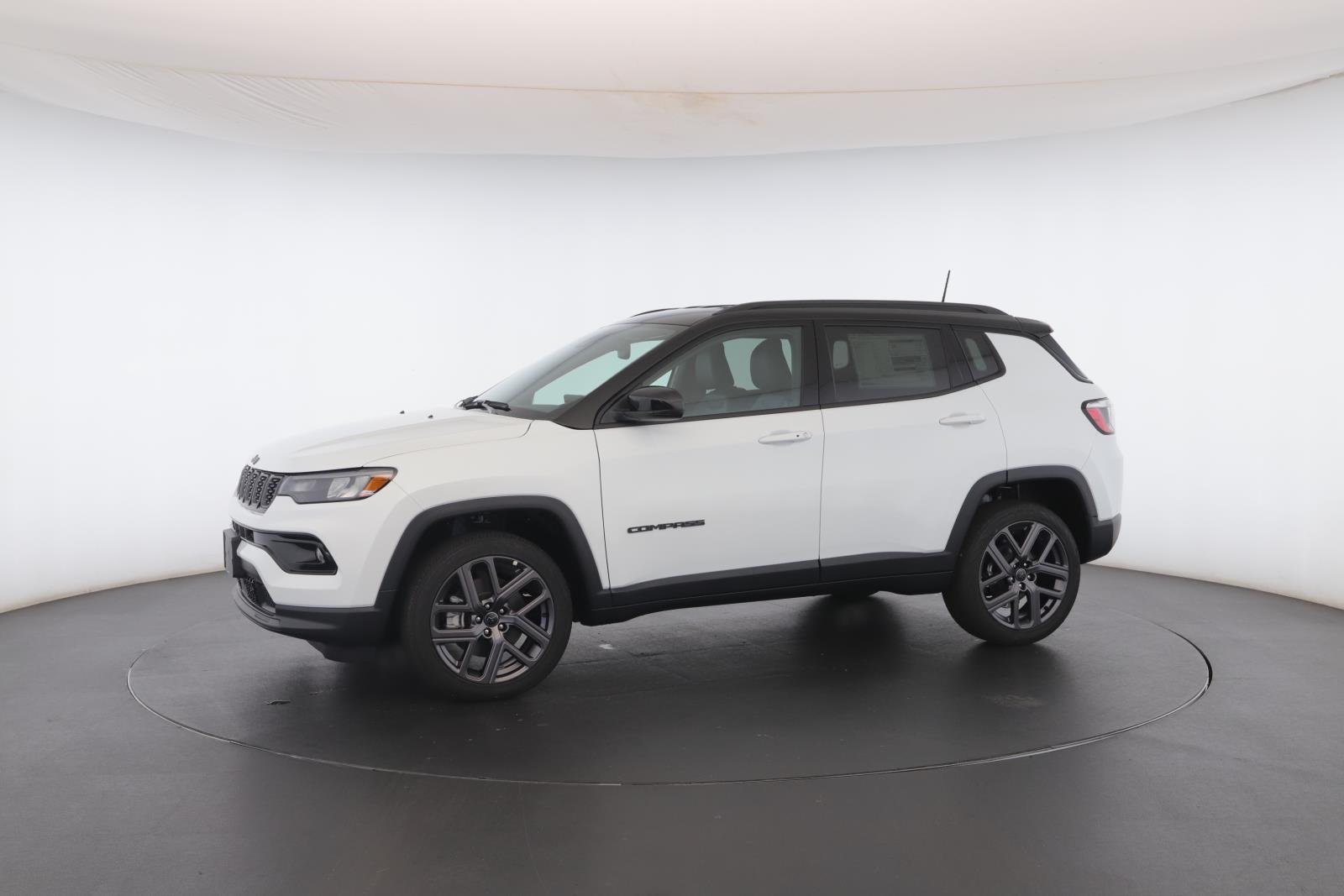 New 2026 Bright White Clear-Coat Exterior Paint Jeep Limited Altitude 4x4 image 40