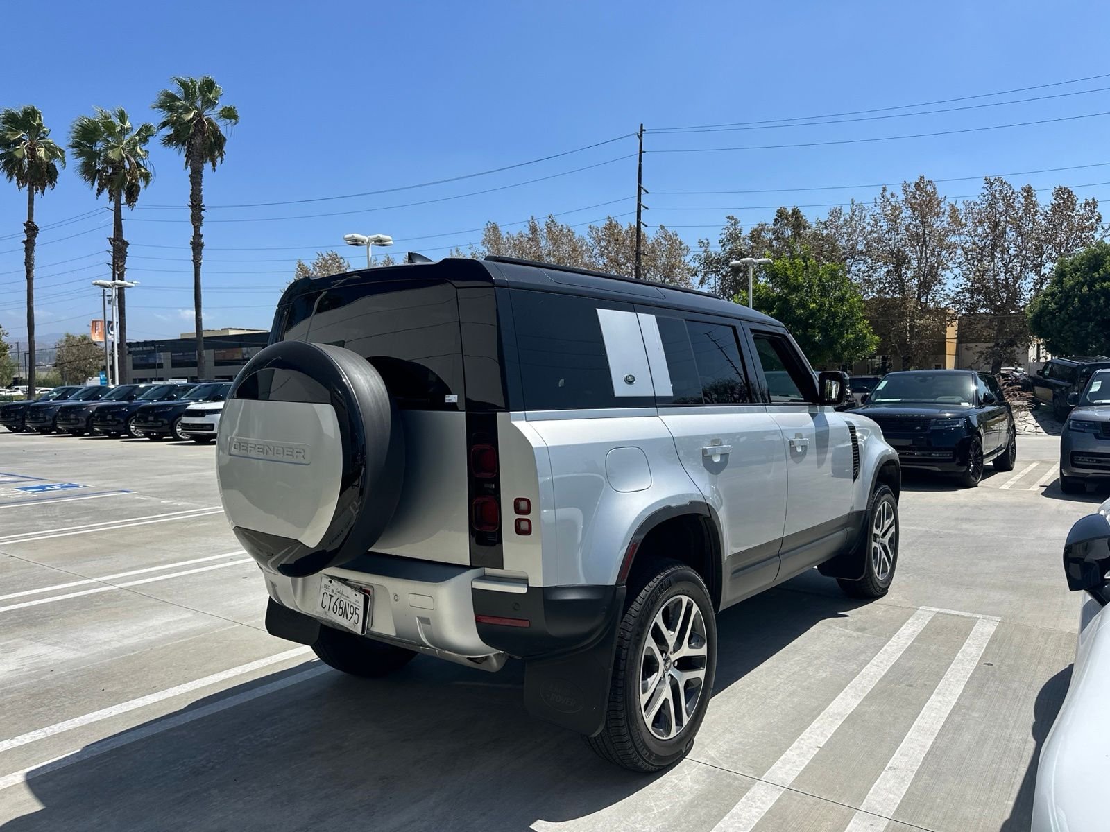 Used 2024 Hakuba Silver Metallic Land Rover S image 3