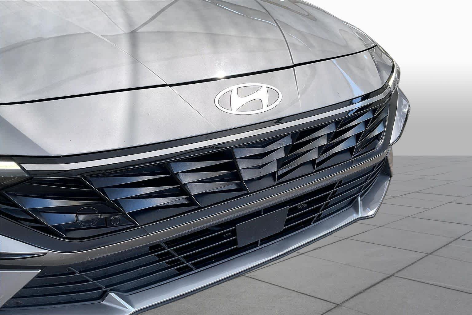 Used 2025 Fluid Metal Hyundai Limited image 30
