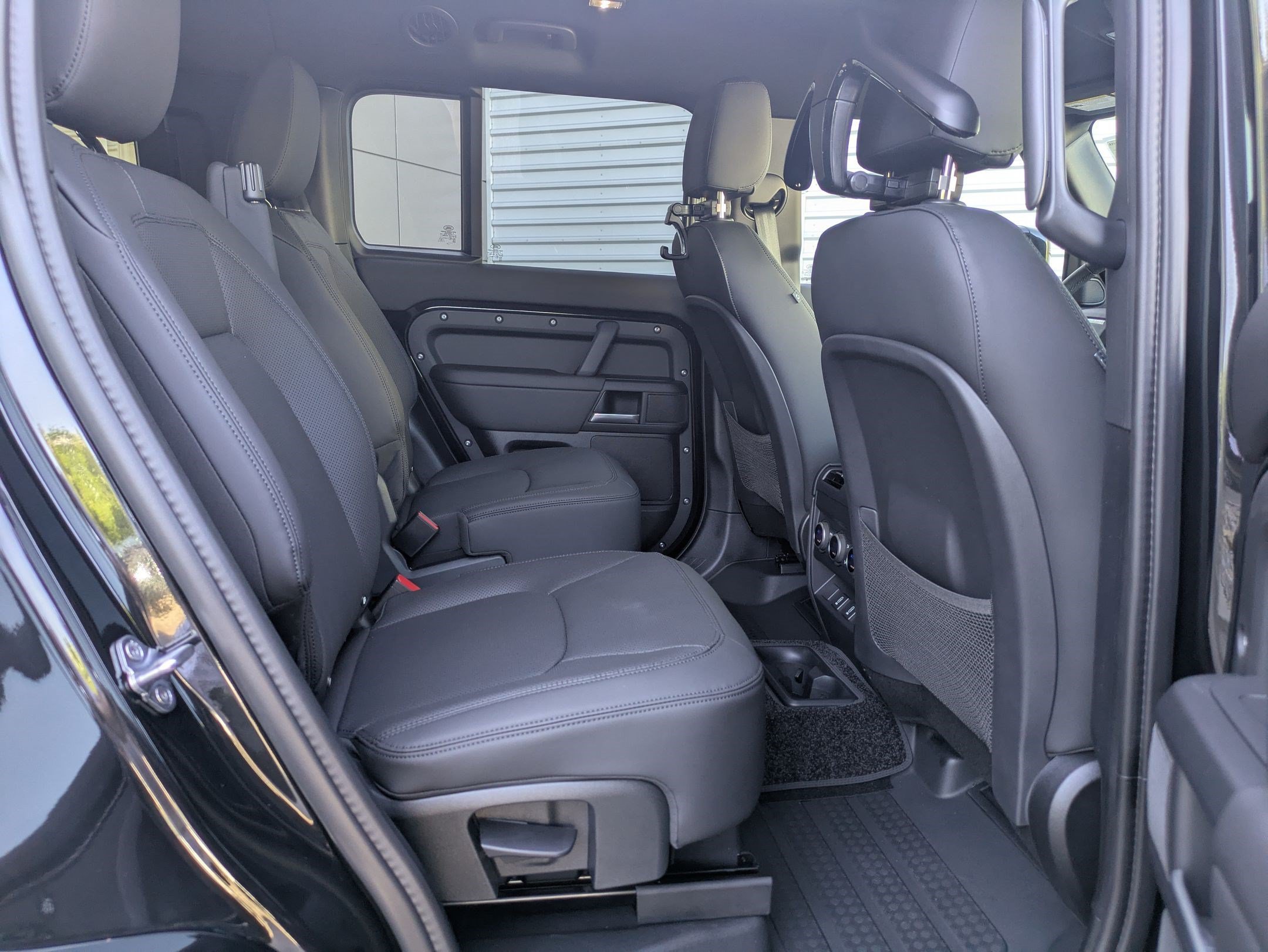 New 2026 Santorini Black Land Rover P400 X-Dynamic SE image 27