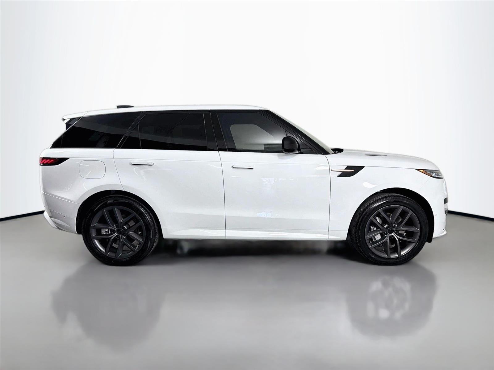 New 2026 Fuji White Land Rover Dynamic SE image 4