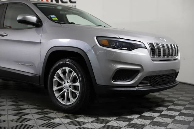 Used 2020 Silver Jeep Latitude image 8