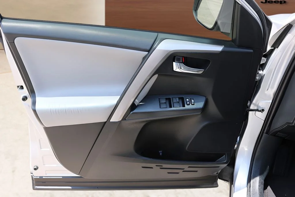 Used 2017 Silver Toyota XLE image 11