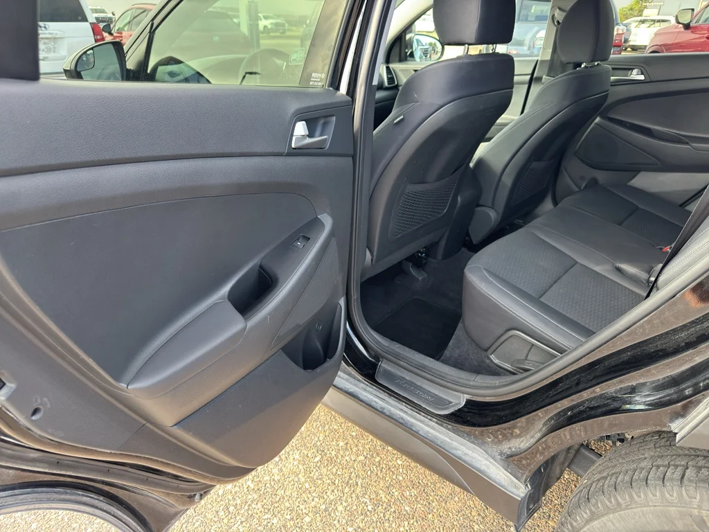 Used 2019 Black Noir Pearl Hyundai SE image 9