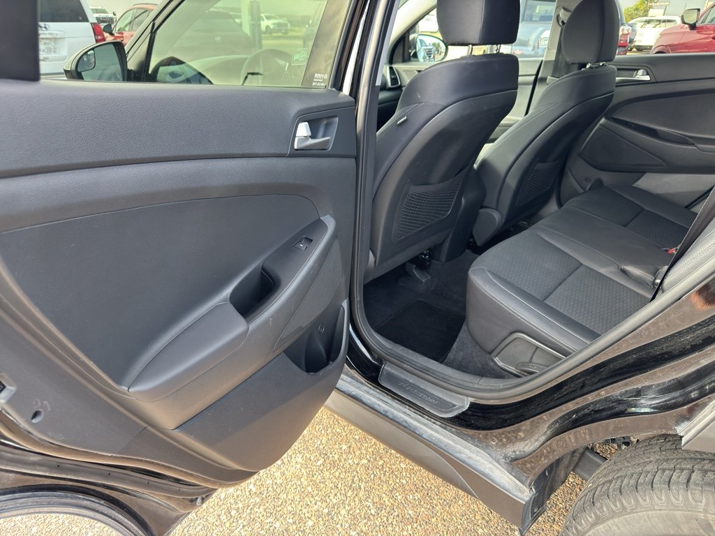 Used 2019 Black Noir Pearl Hyundai SE image 9