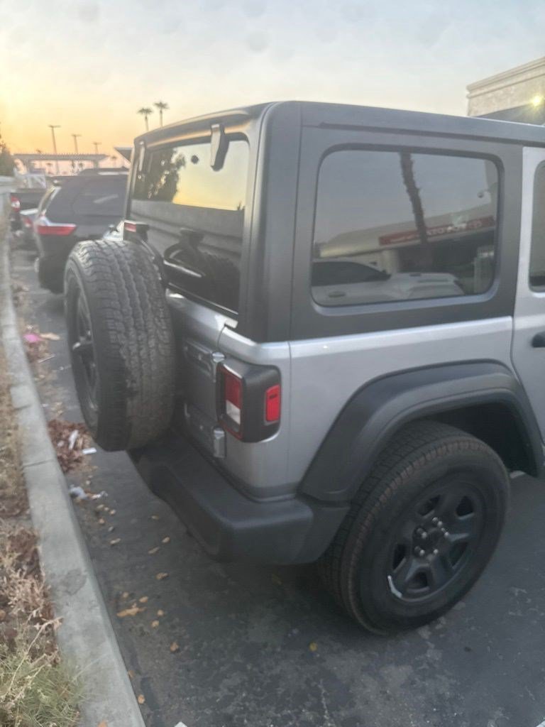Used 2018 Billet Silver Metallic Clearcoat Jeep Sport image 4