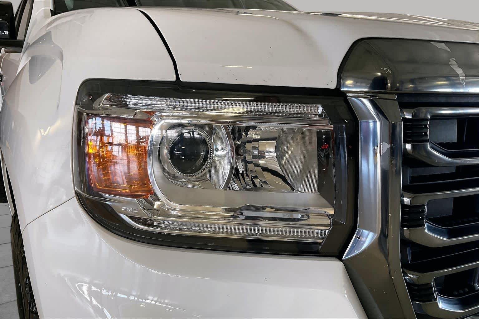 Used 2021 Summit White GMC 4WD AT4 w/Leather image 24